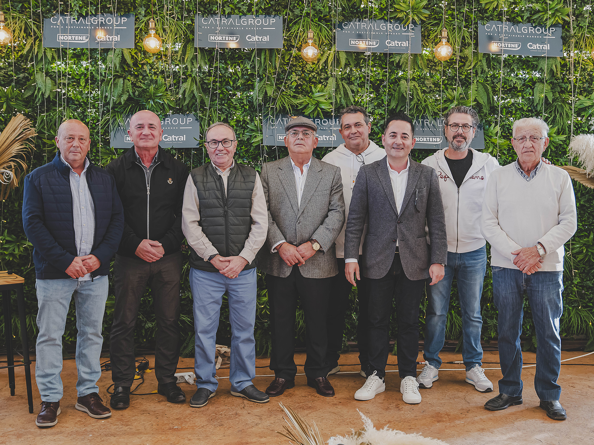Foto conmemorativa de los 95 años de la marca Catral con algunos de sus fundadores